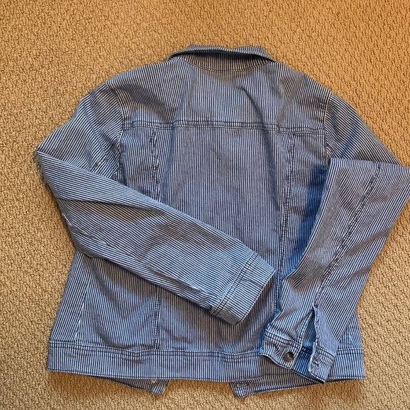 Sweet fall / spring lightweight denim jacket. Size M. - Picture 2 of 7